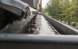 Fontanero para limpieza de canalones